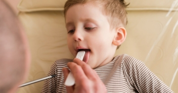 Bambino che soffre di faringite