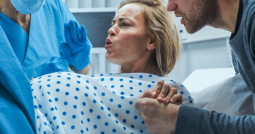 Donna affronta il dolore del parto