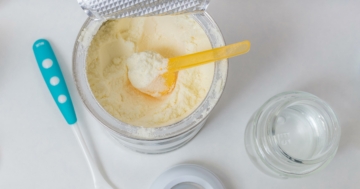 Latte in polvere per preparare latte artificiale