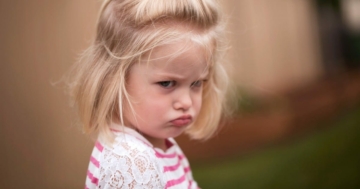 Bambina imbronciata durante i "terribili" due anni