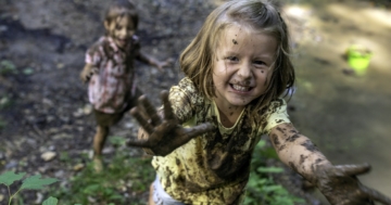 Bambine che corrono senza rischi in mezzo al fango