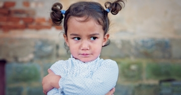 Bambina imbronciata perché ha ricevuto un no