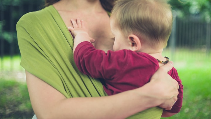 Babywearing e allattamento tra mamma e bambino