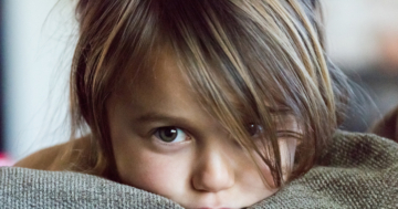 Primo piano di una bambina in ansia e un po' preoccupata