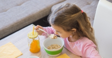 Vista dall'alto di una bambina che fa colazione