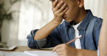 Bambino con DSA svolge compiti a casa