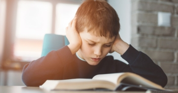 Bambino con dislessia legge un libro