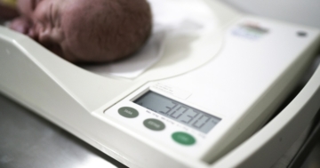 Misurazione del peso del neonato