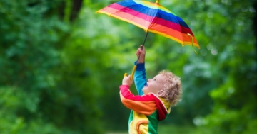 Bambino gioca con la pioggia