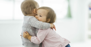 Due bambini piccoli che si abbracciano