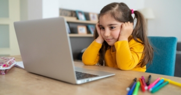Bambina davanti al computer per la didattica a distanza