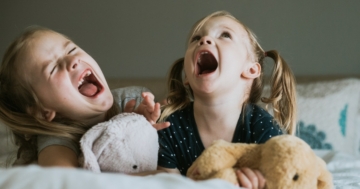 Due bambine che urlano sdraiate sul letto
