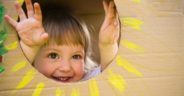 Bambina gioca a cucù