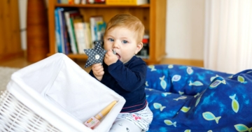 bambino gioca con cestino dei tesori