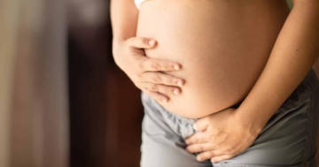 donna con cistite in gravidanza si tocca la pancia