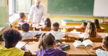 bambini di spalle in una classe