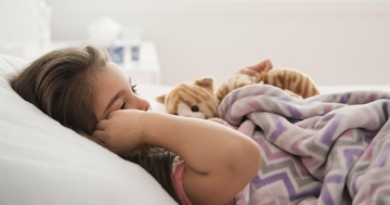 bambina con disturbi del sonno al letto