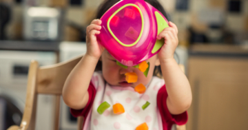 bambina con cibo in svezzamento