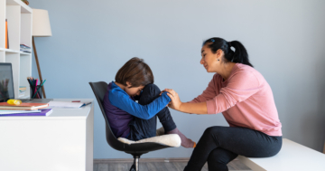 mamma parla con figlio arrabbiato