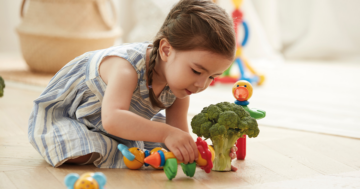 bambina gioca con giochi educativi