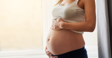 Donna incinta alla finestra