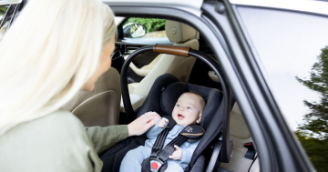 mamma con bambino in macchina