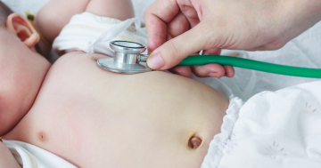 visita con stetoscopio a bambino