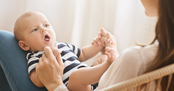 bambino prova a parlare alla mamma