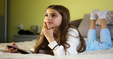 ragazza guarda televisione