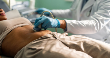 ginecologa fa ecografia a donna incinta