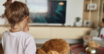 bambina guarda un film