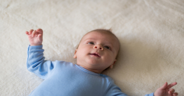 bambino agita le braccia guardando la mamma