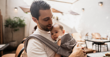 papà con neonato nel marsupio